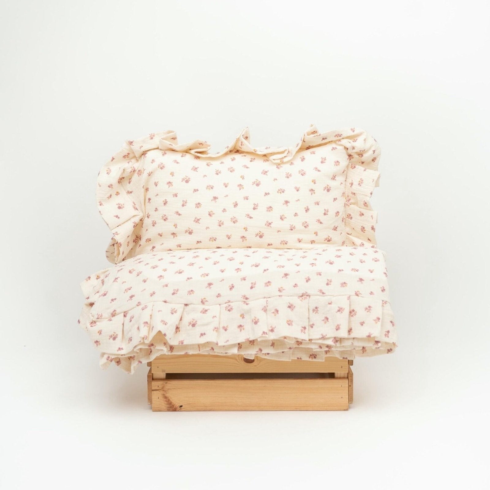 Baby Natur Tetra muslin bedding set with ruffles and a small floral print in cream and pink. 100% organic cotton.