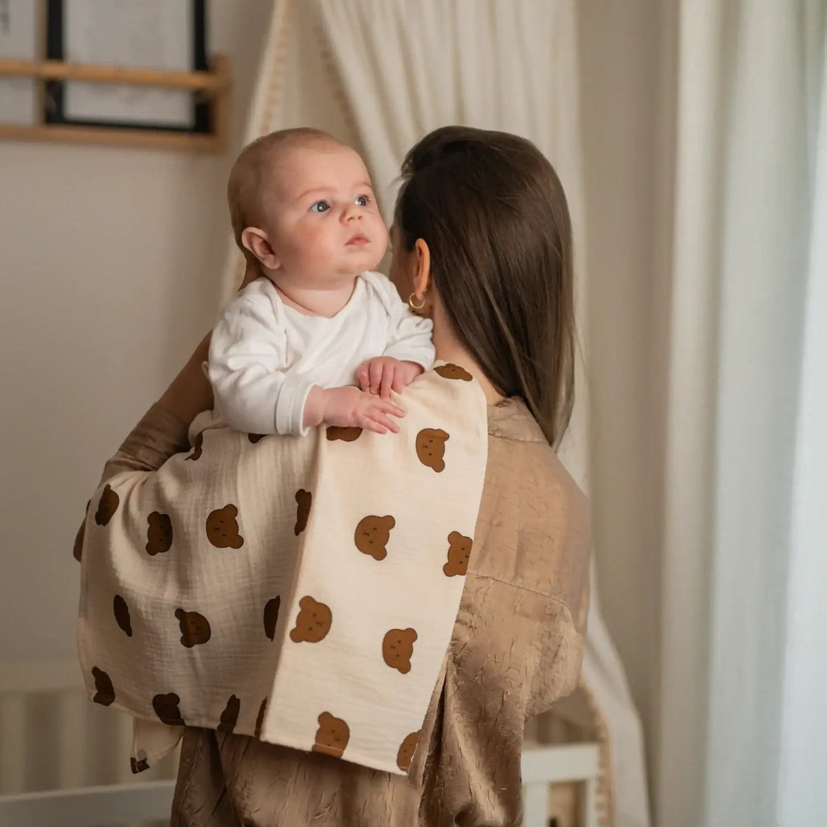 Baby NaturHere standard tetra diaper in cream with brown bear print, made of 100% cotton. Versatile for changing, burping, or bedding.