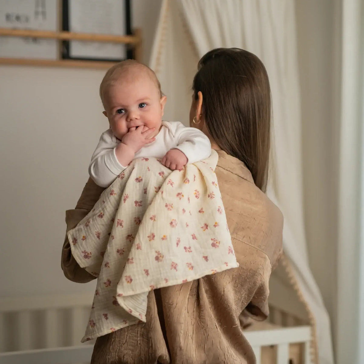 Baby NaturHere standard tetra diaper in cream with a delicate floral print, made of 100% cotton.