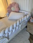 bijela pletenica za kinderbet